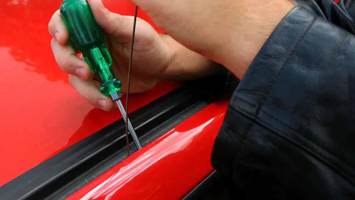 Autodiebstahl: ARCHIV - 25.08.2005, Hessen, Frankfurt_am_Main: Eine Autotür wird mit Hilfe eines Schraubenziehers geöffnet. (zu dpa: «Rückgang bei Diebstählen von versicherten Autos in Sachsen») Foto: Heiko Wolfraum/dpa +++ dpa-Bildfunk +++