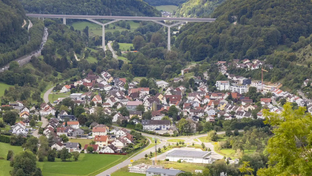 Blick von der Kreuzkapelle Gosbach in Richtung Mühlhausen und Filstalbrücke: Die Rathauschefs im Oberen Filstal betonen die Notwendigkeit des neuen Albaufstiegs.