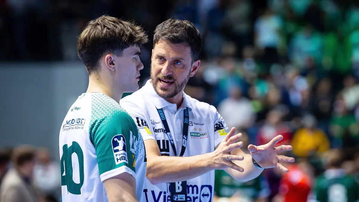 23.03.2025, xovx, Handball DAIKIN Handball-Bundesliga, HSG Wetzlar - FRISCH AUF Göppingen v.l. Elias Newel FRISCH AUF Göppingen, Trainer Ben Matschke FRISCH AUF Göppingen Wetzlar Buderus-Arena Hessen Deutschland DE