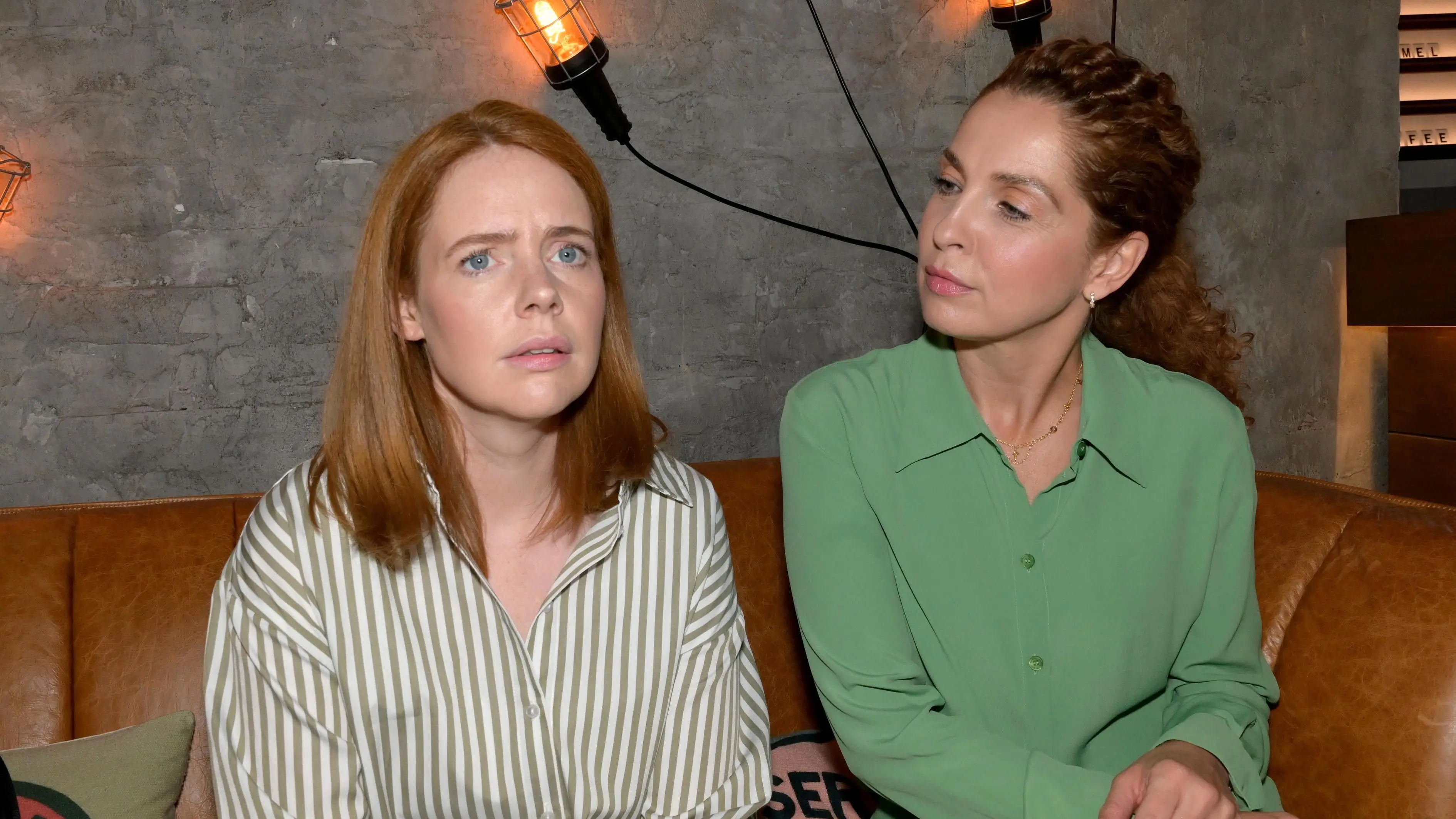 Toni (Olivia Marei, l.) und Nina (Maria Wedig) rätseln, wie sie mit Robin umgehen sollten.