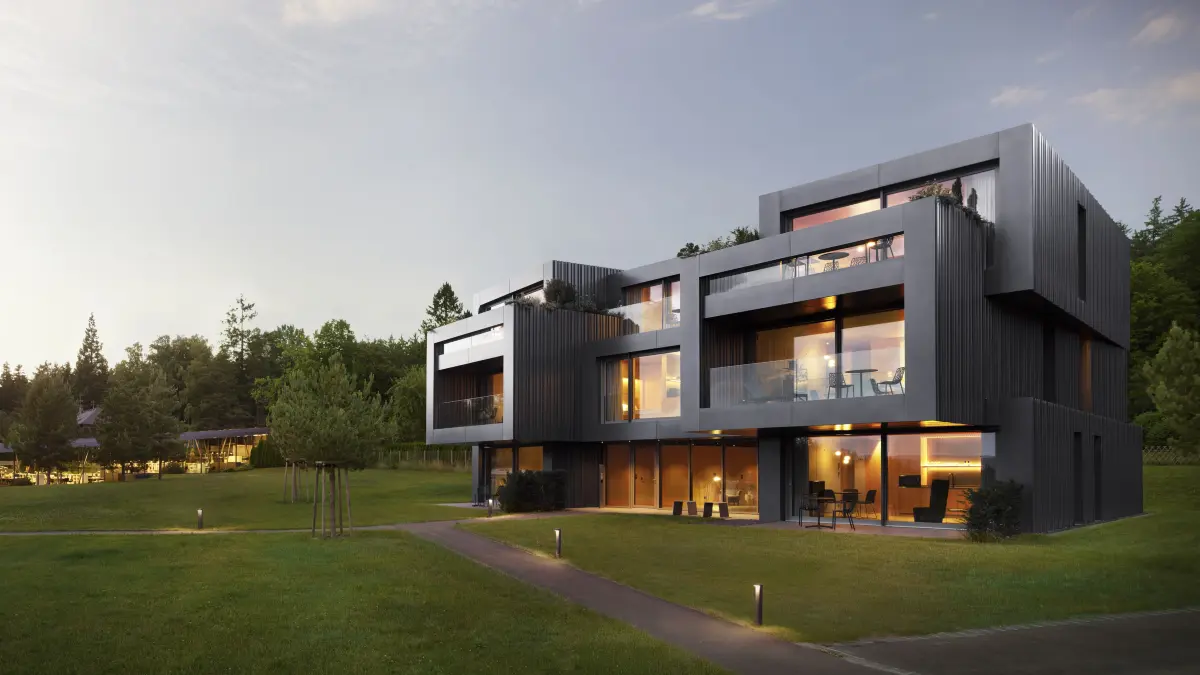 Der Campus in Hallwangen in der Abenddämmerung.