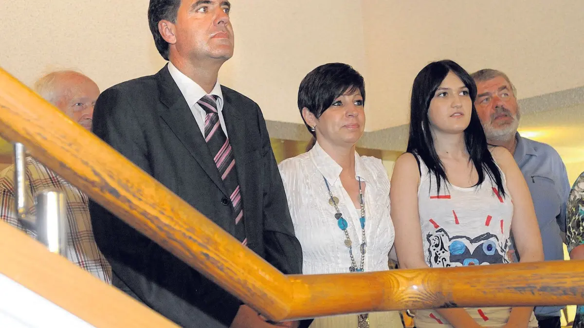 (ohne Überschrift): Vorsicht: Dieses Foto ist möglicherweise nur für den einstigen Verlag Schwäbisches Tagblatt verwendbar. OB Wahl Mössingen Michael Bulander gewinnt
Thomas Hölsch mit Familie konsterniert
Bild ULi Rippmann
