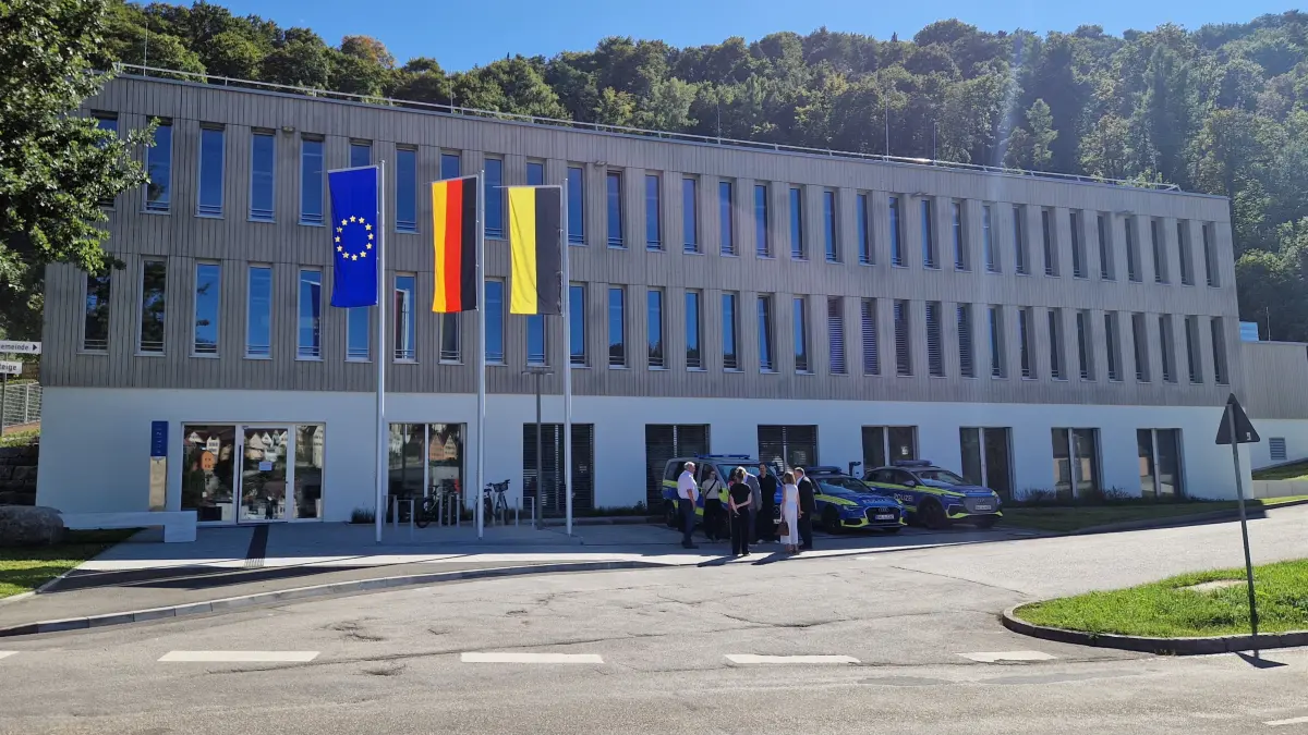 Findet eine Beflaggung vor Polizeirevieren wie hier in Horb statt, ist davon auszugehen, dass ein besonderer Anlass dazu besteht. Und so war es auch. In der Hornaustraße wurde der Neubau des Horber Polizeireviers offiziell eingeweiht. Dazu wehten die Europaflagge, die Bundesflagge und die Landesflagge von Baden-Württemberg