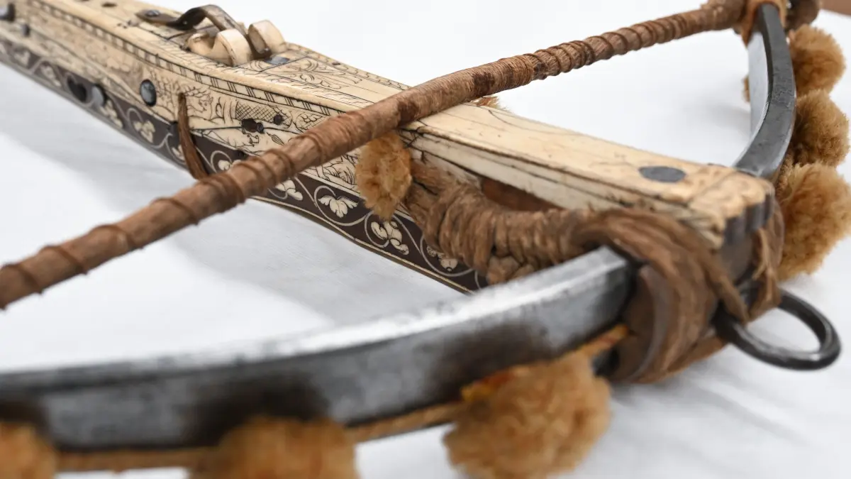 Eine Armbrust für die Jagd aus dem 16. Jahrhundert liegt in einer Restaurierungswerkstatt im Landesmuseum Württemberg in Stuttgart. Sie soll bei einer Großen Landesausstellung mit dem Titel: "«PROTEST! Von der Wut zur Bewegung» gezeigt werden. +++ dpa-Bildfunk +++