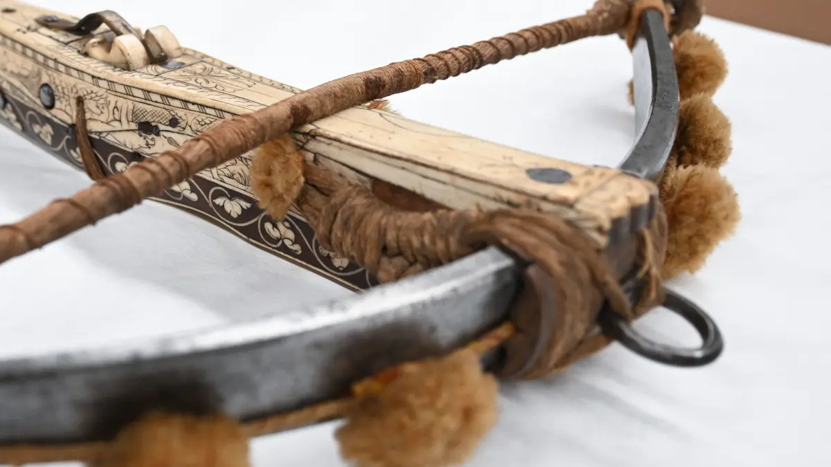 Eine Armbrust für die Jagd aus dem 16. Jahrhundert liegt in einer Restaurierungswerkstatt im Landesmuseum Württemberg in Stuttgart. Sie soll bei einer Großen Landesausstellung mit dem Titel: "«PROTEST! Von der Wut zur Bewegung» gezeigt werden. +++ dpa-Bildfunk +++