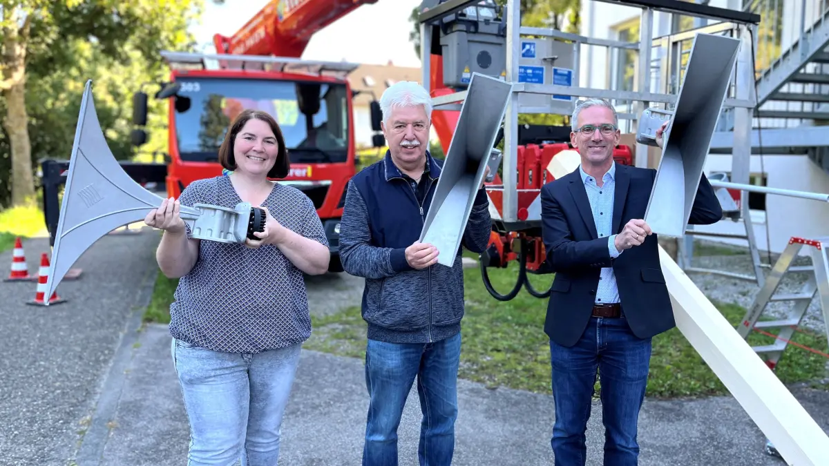 Neue Sirenen für Sulz: Sabrina Glöckler (von rechts), Eugen Heizmann und Bürgermeister Jens Keucher waren beim Vor-Ort-Termin an der Realschule - einer der Standort - mit dabei.