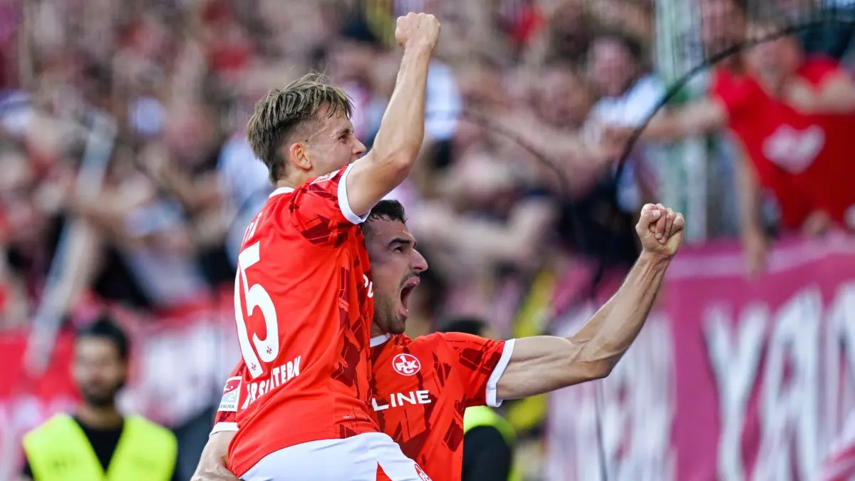 1. FC Kaiserslautern - Preußen Münster: 19.09.2025, Rheinland-Pfalz, Kaiserslautern: Fußball: 2. Bundesliga, 1. FC Kaiserslautern - Preußen Münster, 6. Spieltag, Fritz-Walter-Stadion. Naatan Skyttä (l, 1. FC Kaiserslautern) jubelt mit Ivan Prtajin (1. FC Kaiserslautern) über seinen Treffer zum 2:0. Foto: Uwe Anspach/dpa - WICHTIGER HINWEIS: Gemäß den Vorgaben der DFL Deutsche Fußball Liga bzw. des DFB Deutscher Fußball-Bund ist es untersagt, in dem Stadion und/oder vom Spiel angefertigte Fotoaufnahmen in Form von Sequenzbildern und/oder videoähnlichen Fotostrecken zu verwerten bzw. verwerten zu lassen. +++ dpa-Bildfunk +++