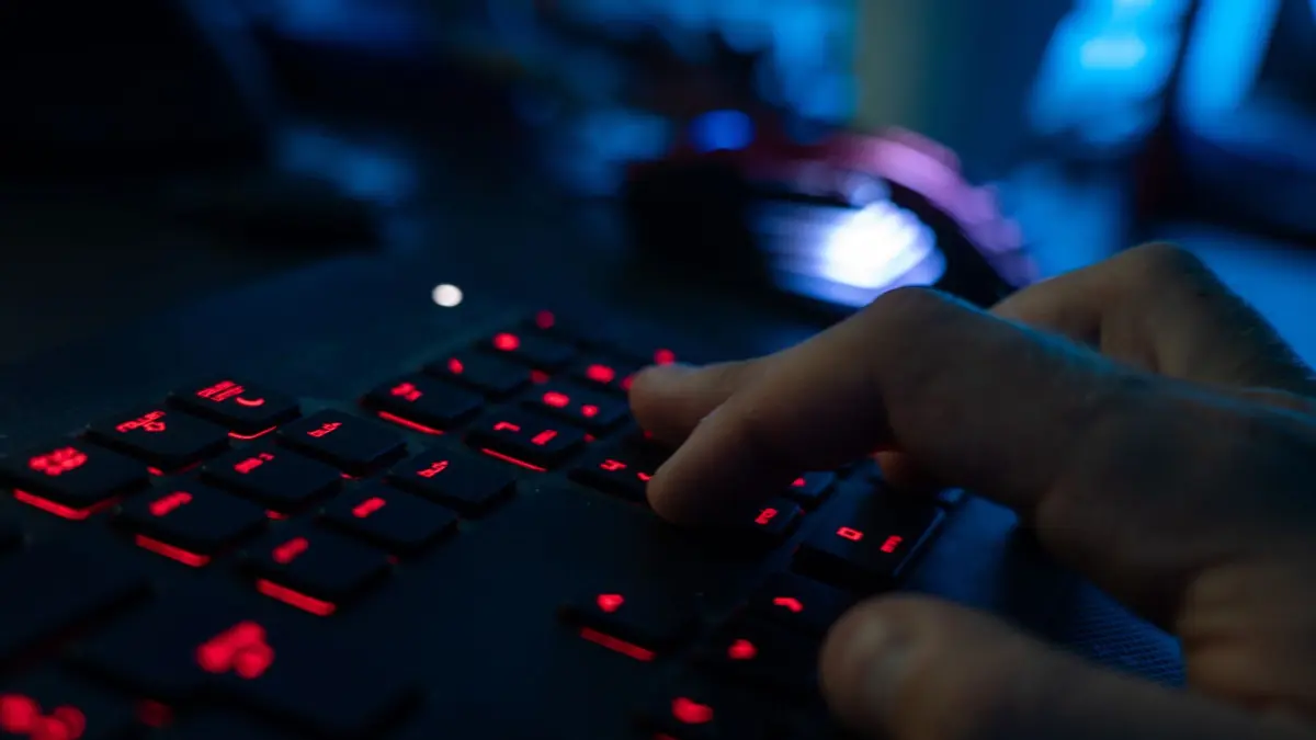 Ein Mann tippt auf einer Tastatur: ILLUSTRATION - Neue Betrugsmasche: Kriminelle geben sich in Erpressung-E-Mails als Auftragskiller aus und fordern Geld. (zu dpa: «E-Mail: Vermeintlicher Auftragskiller erpresst Geld») Foto: Nicolas Armer/dpa/dpa-mag - Honorarfrei nur für Bezieher des Dienstes dpa-Magazin +++ dpa-Magazin +++