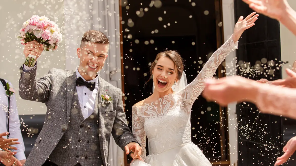 Hochzeitsfotografie von Braut und Bräutigam bei der Hochzeitszeremonie. Hochzeitstradition mit Reis und Getreide bestreut. Download am 19.9.25 für SWP Wirtschaft. 305628877 Foto: © Wedding photography/adobe.stock.com