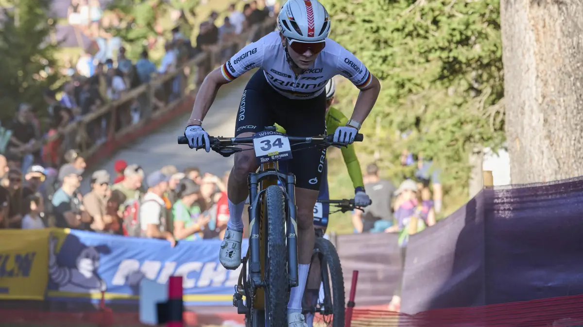 2025 WHOOP UCI Mountain Bike World Series XCC World Cup Women Elite, Lenzerheide, Schweiz: 2025 WHOOP UCI Mountain Bike World Series XCC World Cup Women Elite, Lenzerheide, Schweiz Lenzerheide, Schweiz. 19. September 2025. Ronja Eibl während des Cross Country Short Track der Damen Elite an den WHOOP UCI Mountain Bike World Series 2025 in Lenzerheide.