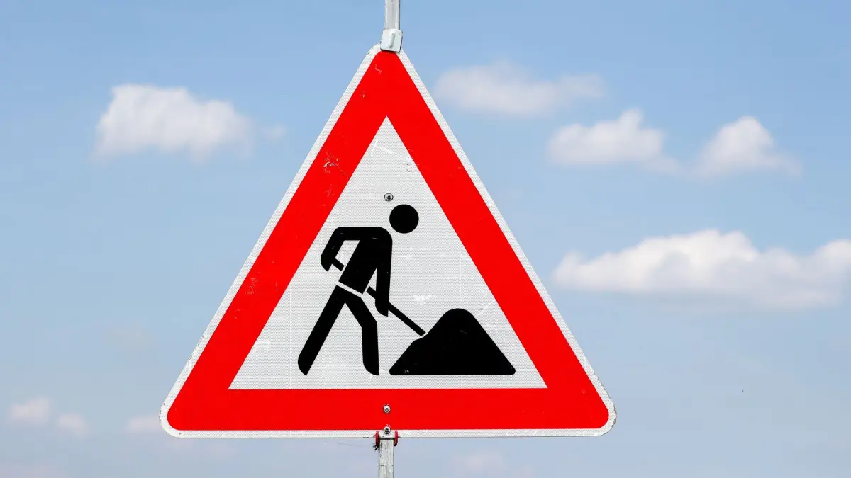 Ein Schild weist auf die Baustelle an der A72 hin. Die Bauarbeiten an der Autobahn 72 von Chemnitz nach Leipzig kommen voran. Anfang August soll der vorletzte Abschnitt Borna-Rötha in Richtung Chemnitz für den Verkehr freigegeben werden, wie das Landesamt für StraÃenbau und Verkehr in Dresden mitteilte. Die Gesamtfreigabe für den Abschnitt 5.1 sei für Ende September geplant. Er ist etwa 9,5 Kilometer lang und kostet rund 144 Millionen Euro. Im kommenden Jahr soll es noch Restarbeiten geben. Der Rückbau der B95 soll bis Ende 2021 abgeschlossen sein. +++ dpa-Bildfunk +++