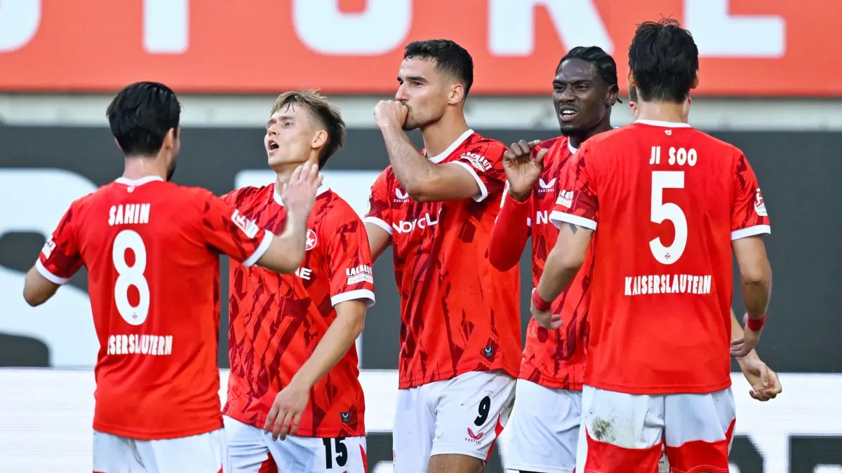 1. FC Kaiserslautern - Preußen Münster: 19.09.2025, Rheinland-Pfalz, Kaiserslautern: Fußball: 2. Bundesliga, 1. FC Kaiserslautern - Preußen Münster, 6. Spieltag, Fritz-Walter-Stadion. Torschütze Ivan Prtajin (M, 1. FC Kaiserslautern) jubelt mit den Mannschaftskollegen über seinen Treffer zum 3:0. Foto: Uwe Anspach/dpa - WICHTIGER HINWEIS: Gemäß den Vorgaben der DFL Deutsche Fußball Liga bzw. des DFB Deutscher Fußball-Bund ist es untersagt, in dem Stadion und/oder vom Spiel angefertigte Fotoaufnahmen in Form von Sequenzbildern und/oder videoähnlichen Fotostrecken zu verwerten bzw. verwerten zu lassen. +++ dpa-Bildfunk +++