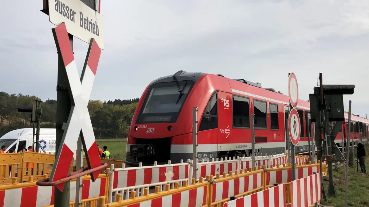 Seit Ende Oktober 2023 ist der gefährliche Bahnübergang in Gerlenhofen geschlossen. Die Wiedereröffnung mit Schranken ist für Juli 2026 geplant.