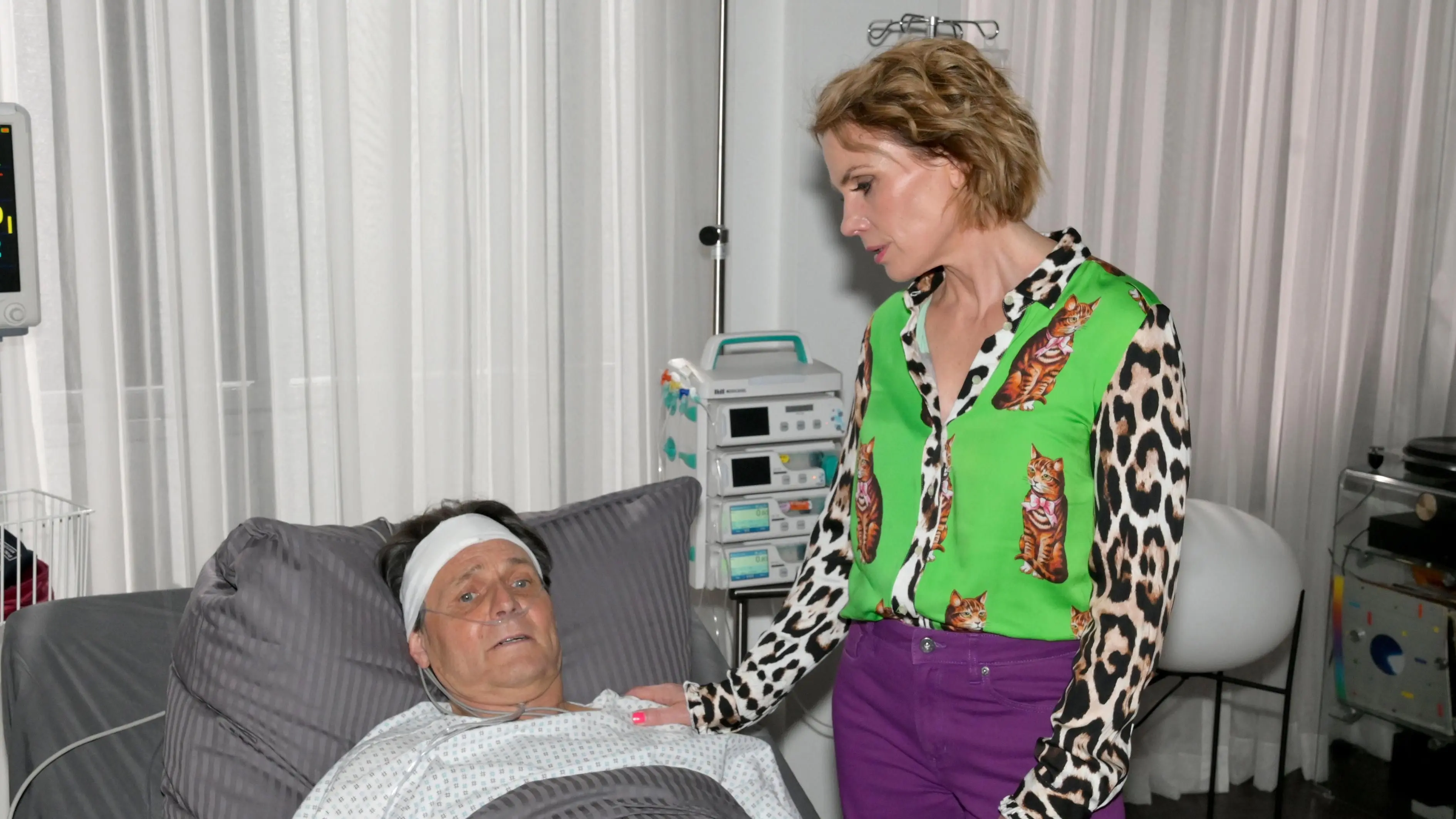 Yvonne (Gisa Zach) stattet ihrem Ex Jo Gerner (Wolfgang Bahro) einen Besuch am Krankenbett ab.