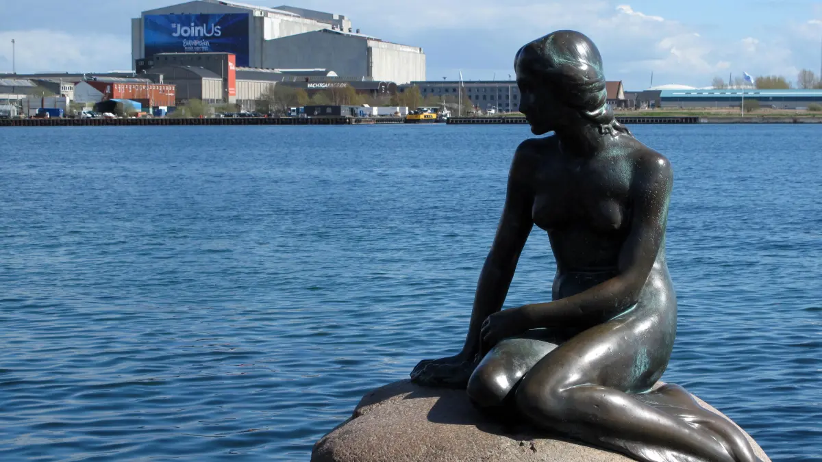 ARCHIV - Die Bronzefigur «Kleine Meerjungfrau» sitzt am 19.04.2014 auf einem Findling an der Uferpromenade Langelinie in Kopenhagen (Dänemark). Google beschleunigt den Ausbau eigener Unterwasserkabel. Eines der Projekte soll die USA mit Irland und Dänemark verbinden. Dieses Kabel mit dem Namen «Havfrue» (Dänisch für Meerjungfrau) soll im kommenden Jahr fertiggestellt werden, wie Google am 17.01.2018 mitteilte. Foto: Nicole Becker/dpa-Zentralbild/dpa ++ +++ dpa-Bildfunk +++