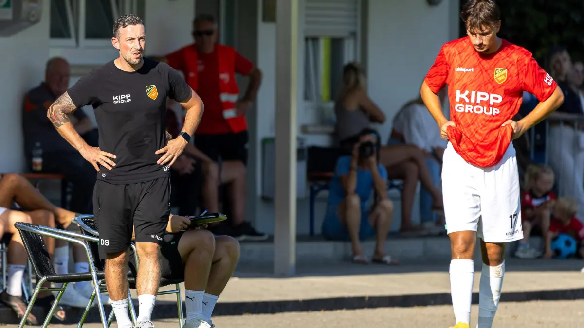 FC Holzhausen - Spfr Schwaebisch Hall, Fussball Verbandsliga, Saison 2025/2026, 20.09.25: Daniel Seemann (FC Holzhausen, Trainer)
FC Holzhausen - Spfr Schwaebisch Hall, Fussball Verbandsliga, Saison 2025/2026, 20.09.25, 8.Spieltag
Foto: Eibner-Pressefoto/Thiemann Kirsten