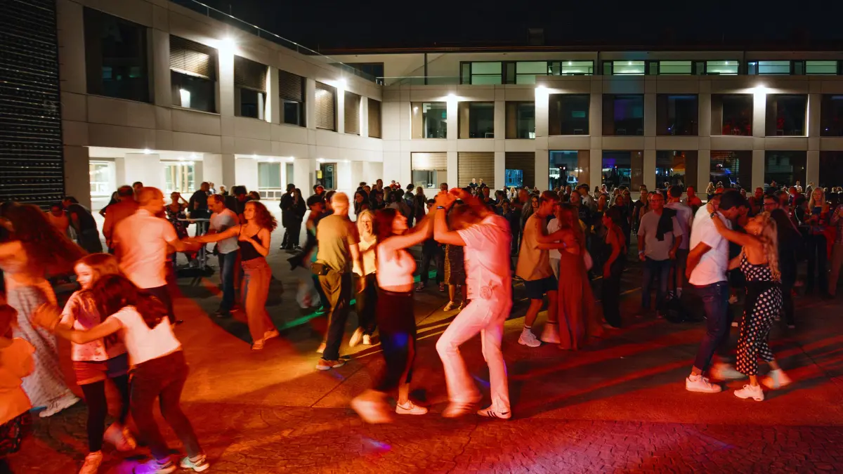 Südamerikanische Stimmung vor dem Einsthaus der vh.