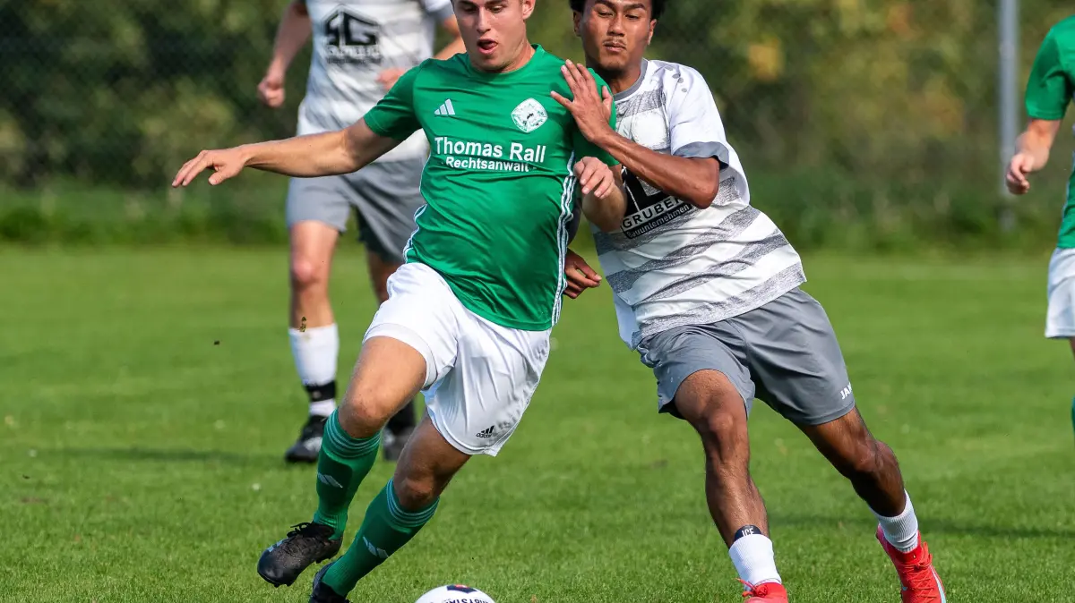 SV Wurmlingen vs. SV Wendelsheim, Fussball, Kreisliga A3, Saison 2025/2026, Spieltag 6, 20.09.2025: Phil Brunnenmiller (SV Wurmlingen #7), Natthaphak Ploythabthim (SV Wendelsheim #42), Zweikampf,
SV Wurmlingen vs. SV Wendelsheim, Fussball, Kreisliga A3, Saison 2025/2026, Spieltag 6, 20.09.2025,
Foto: Eibner-Pressefoto/Florian Schust