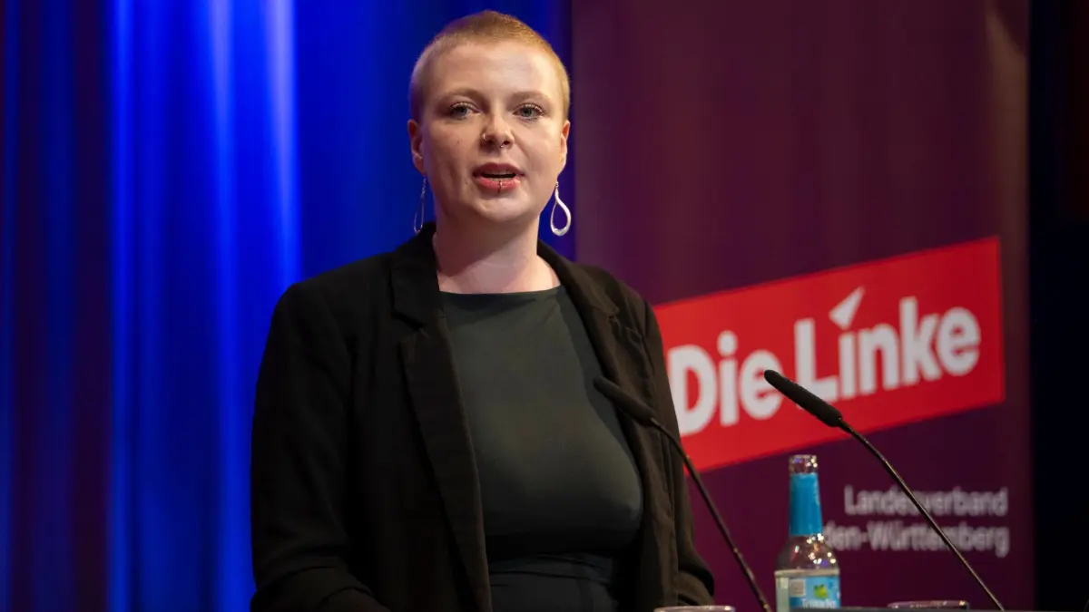 Linke wählt Landesliste für Landtagswahl 2026: 20.09.2025, Baden-Württemberg, Fellbach: Kim Sophie Bohnen, Platz 1 auf der Landesliste der baden-württembergischen Linken für die Landtagswahl in Baden-Württemberg 2026, nimmt an einer Wahlversammlung des Landesverbandes Baden-Württemberg der Linken in der Schwabenlandhalle teil. Foto: Marijan Murat/dpa +++ dpa-Bildfunk +++