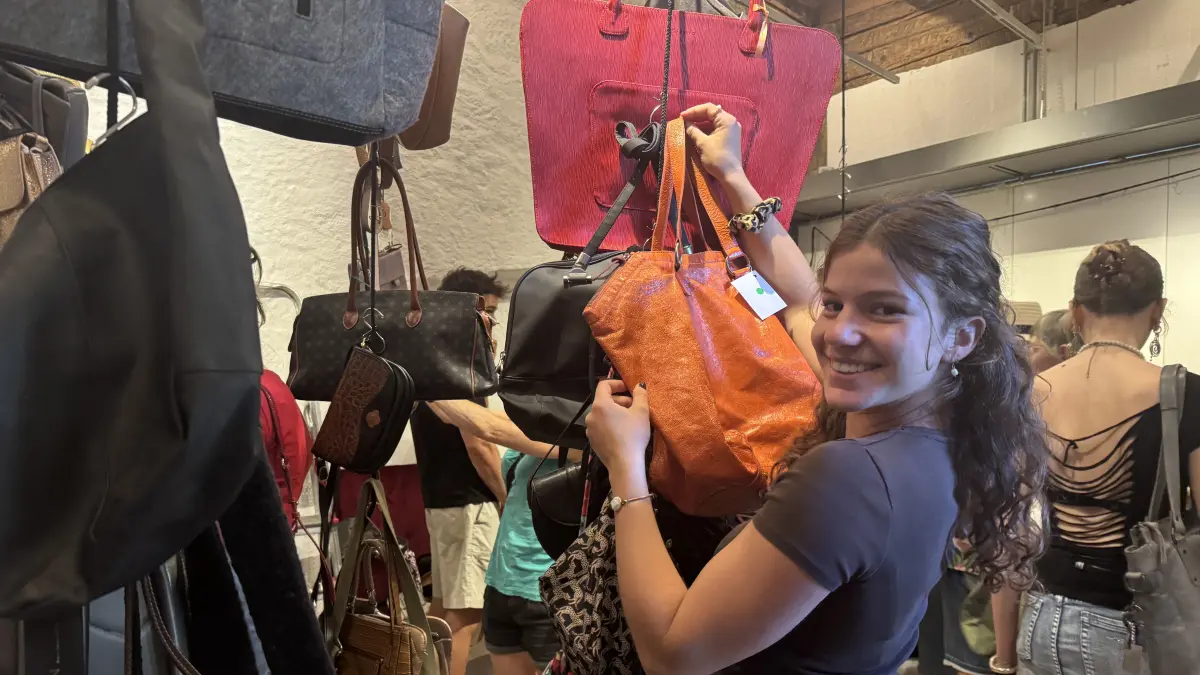 Zoe Rossig beim Handtaschenverkauf des Lions Club Tübingen