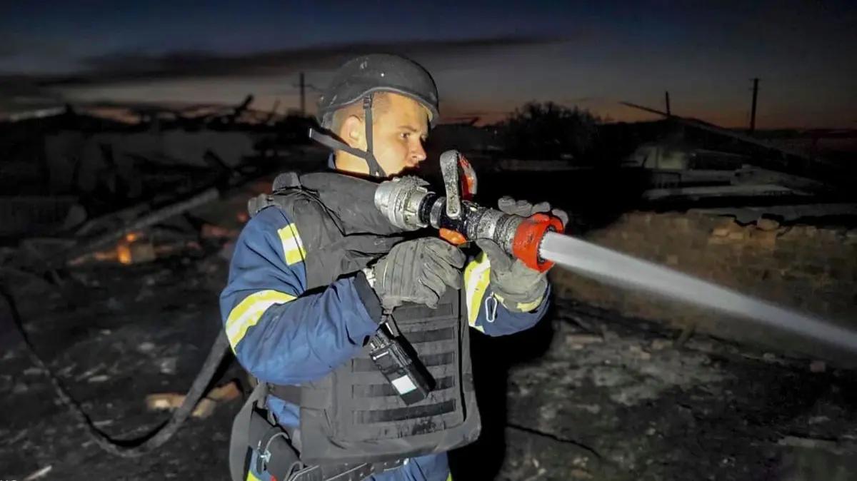 Ukraine-Krieg - Gebiet Odessa: 20.09.2025, Ukraine, Gebiet Odessa: Auf diesem vom ukrainischen Katastrophenschutz am Samstag, 20. September 2025, zur Verfügung gestellten Foto löscht ein Rettungshelfer das Feuer einer Scheune, die durch einen russischen Angriff in der Region Odesa, Ukraine, zerstört wurde. Foto: Uncredited/Ukrainian Emergency Service/AP/dpa +++ dpa-Bildfunk +++