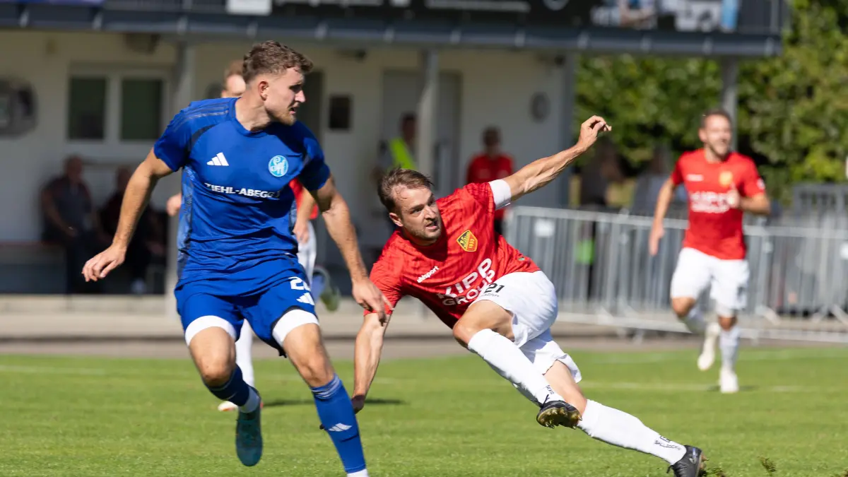 FC Holzhausen - Spfr Schwaebisch Hall, Fussball Verbandsliga, Saison 2025/2026, 20.09.25: Zweikampf, Duell, Kampf, tackle, duel, duel, fight, tackle Niklas Vuletic (Spfr Schwaebisch Hall, #26)Niklas Schaeuffele (FC Holzhausen, #21)
FC Holzhausen - Spfr Schwaebisch Hall, Fussball Verbandsliga, Saison 2025/2026, 20.09.25, 8.Spieltag
Foto: Eibner-Pressefoto/Thiemann Kirsten