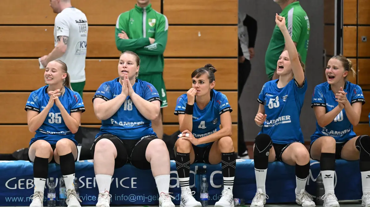 Frauen-Verbandsliga Staffel 3, Spvgg Mössingen - SG Maulburg/Steinen: Frauen-Verbandsliga Staffel 3, Spvgg Mössingen - SG Maulburg/Steinen, 20.09.2025 - auf der Bank zwischen Hoffnung und Jubel - vlnr. Cara Schnaidt, Katharina Mayer, Judith Jäger, Toni Seidel und Lotta Künzel (alle Mössingen)
Foto: Axel Grundler