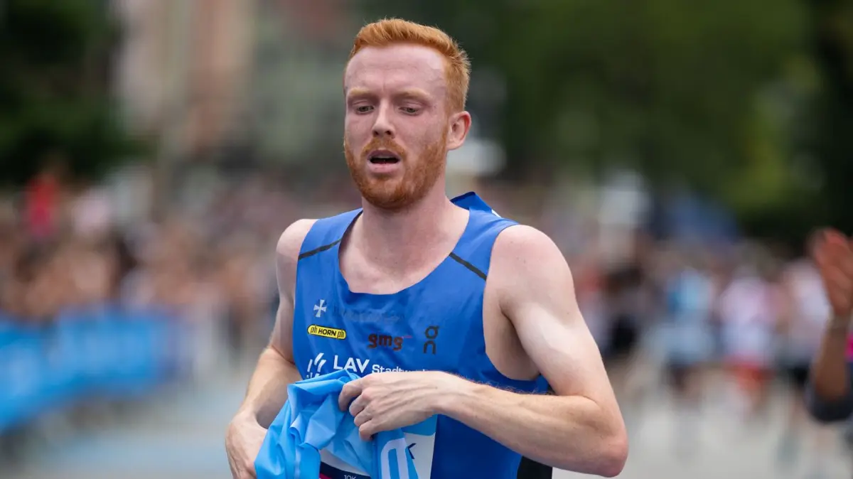 Frederik Ruppert gewinnt bei den Männern den Tübinger Erbe-Lauf 2025.