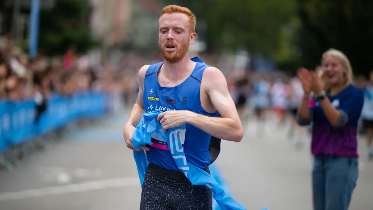 Frederik Ruppert gewinnt bei den Männern den Tübinger Erbe-Lauf 2025.