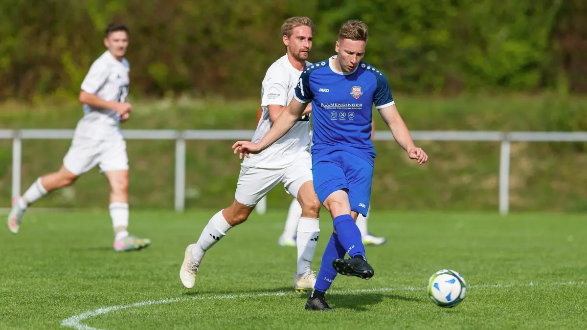 Fussball Kreisliga A3: Fussball Kreisliga A3; FTSV Kuchen - SGM Bad Überkingen/Hausen;
Tobias Rasch (SGM Bad Überkingen/Hausen, #7) und Raphael Schmider (FTSV Kuchen, #14);
21.09.2025; Kuchen.
Foto: Thomas Madel
