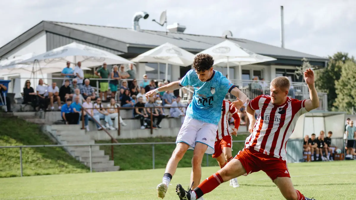 Fußball, Bezirksliga, Donau/Illler, FC Hüttisheim gegen TSV Kettershausen/Bebenhausen, Blau: Nummer 11 (Adrian Micanovic), Rot: Nummer 4 (David Sonntag)
