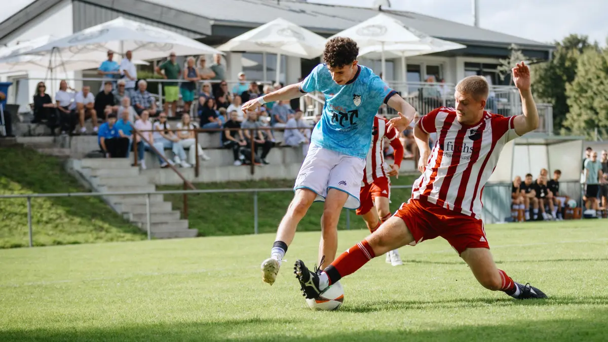 Fußball, Bezirksliga, Donau/Illler, FC Hüttisheim gegen TSV Kettershausen/Bebenhausen, Blau: Nummer 11 (Adrian Micanovic), Rot: Nummer 4 (David Sonntag)