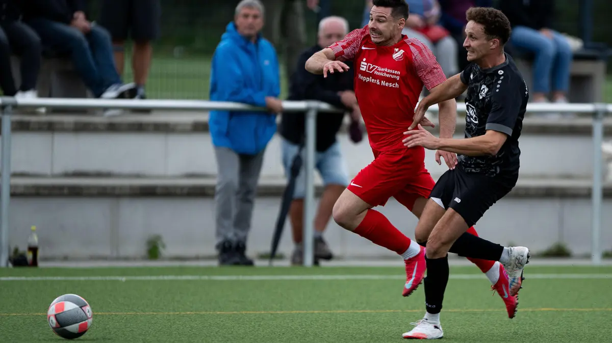 SV Eutingen vs. SG Ahldorf Muehlen Dettensee, Fussball, Bezirksliga Nordschwarzwald, 5. Spieltag, 2025/2026, 21.09.2025,: Kai Sieb (SV Eutingen, #11), links im Laufduell gegen Maik Guhl (SG Ahldorf Muehlen Dettensee, #13)
SV Eutingen vs. SG Ahldorf Muehlen Dettensee, Fussball, Bezirksliga Nordschwarzwald, 5. Spieltag, 2025/2026, 21.09.2025,
Eibner-Pressefoto/Andreas Ulmer
