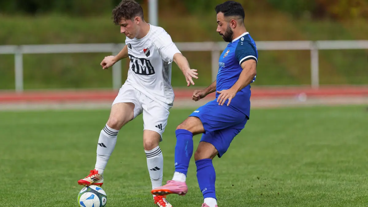 Fussball Kreisliga A3: Fussball Kreisliga A3; FTSV Kuchen - SGM Bad Überkingen/Hausen;
Timo Wudy (FTSV Kuchen, #7) und Sascha Reinhard (SGM Bad Überkingen/Hausen, #19);
21.09.2025; Kuchen.
Foto: Thomas Madel