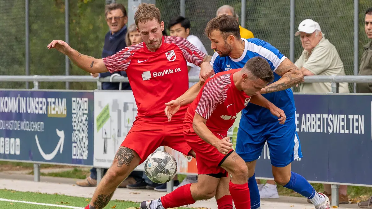 TV Derendingen vs. SGM Dettingen/Glems, Fussball, Bezirksliga Alb, Spieltag 6, Spielzeit 2025/2026, 21.09.2025: Sven Klebes (TV Derendingen, #08) und Luis Untraut (TV Derendingen, #02) versuchen Marco Blazevic (SGM Dettingen/Glems, #09) vom Ball zu trennen,
TV Derendingen vs. SGM Dettingen/Glems, Fussball, Bezirksliga Alb, Spieltag 6, Spielzeit 2025/2026, 21.09.2025,
Foto: Eibner-Pressefoto/Sebastian Reese