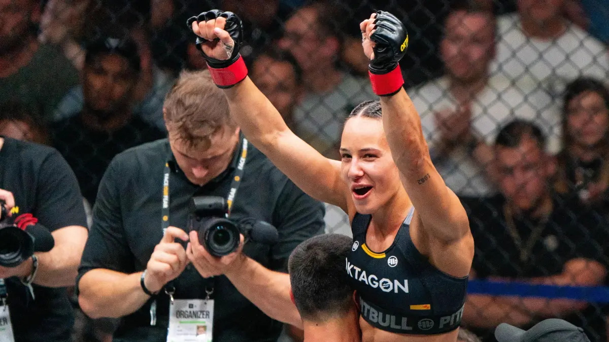 27.06.2025, Kampfsport, GER, Herren, Mixed Martial Arts, MMA, Oktagon 76, Alina Dalaslan (Deutschland) gegen Clara Ricignoulo (Frankreich): 27.06.2025, Kampfsport, GER, Herren, Mixed Martial Arts, MMA, Oktagon 76, Alina Dalaslan Deutschland gegen Clara Ricignoulo Frankreich Alina Dalaslan Deutschland, re. bejubelt nach ihrem Kampf den Sieg. Frankfurt am Main Festhalle Hessen Deutschland *** 27 06 2025, Martial Arts, GER, Men, Mixed Martial Arts, MMA, Octagon 76, Alina Dalaslan Germany vs Clara Ricignoulo France Alina Dalaslan Germany, re cheers after her fight victory Frankfurt am Main Festhalle Hessen Germany