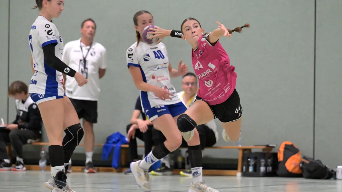 Handball Regionalliga | HSG Stuttgarter Kickers/TuS Metzingen II vs. TuS Steisslingen: Handball Regionalliga | HSG Stuttgarter Kickers/TuS Metzingen II (pink) vs. TuS Steisslingen (weiss) // 2025-09-20 // Foto: Baur // #44 Klara Schlipf (HSG)