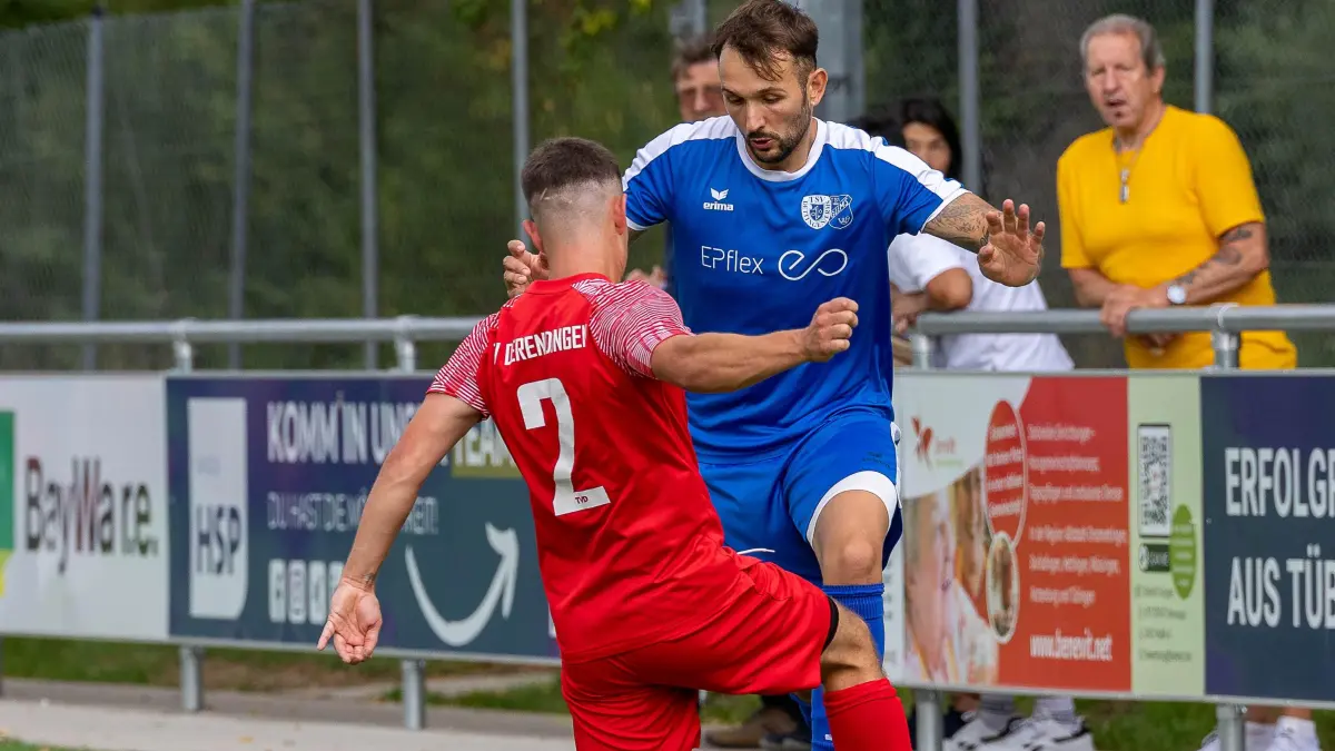 TV Derendingen vs. SGM Dettingen/Glems, Fussball, Bezirksliga Alb, Spieltag 6, Spielzeit 2025/2026, 21.09.2025: Luis Untraut (TV Derendingen, #02) im Zweikampf gegen Marco Blazevic (SGM Dettingen/Glems, #09),
TV Derendingen vs. SGM Dettingen/Glems, Fussball, Bezirksliga Alb, Spieltag 6, Spielzeit 2025/2026, 21.09.2025,
Foto: Eibner-Pressefoto/Sebastian Reese