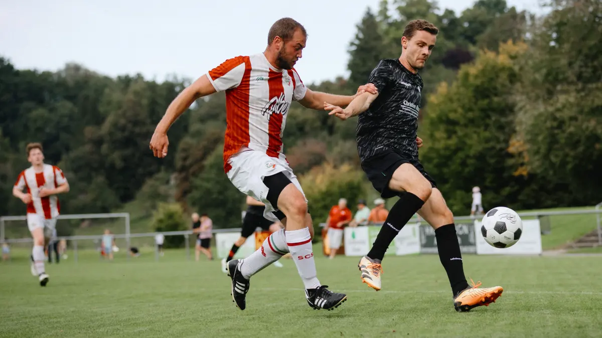 Fußball, Fotoauftrag, Kreisliga A3, Donau/Iller: SC Staig II gegen FV Weißenhorn am Sonntag, Rot: Nummer 14 (Daniel Bailer), Schwarz: Nummer 7 (Moritz Schweinstetter)