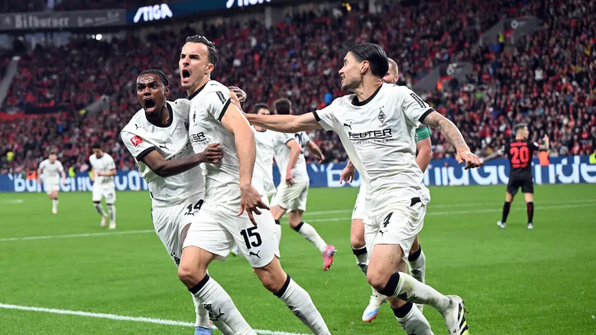 Bayer Leverkusen - Borussia Mönchengladbach: 21.09.2025, Nordrhein-Westfalen, Leverkusen: Fußball: Bundesliga, Bayer Leverkusen - Borussia Mönchengladbach, 4. Spieltag, BayArena, Haris Tabakovic (M, Bor. Mönchengladbach) bejubelt sein Tor zum 1:1. Foto: Federico Gambarini/dpa - WICHTIGER HINWEIS: Gemäß den Vorgaben der DFL Deutsche Fußball Liga bzw. des DFB Deutscher Fußball-Bund ist es untersagt, in dem Stadion und/oder vom Spiel angefertigte Fotoaufnahmen in Form von Sequenzbildern und/oder videoähnlichen Fotostrecken zu verwerten bzw. verwerten zu lassen. +++ dpa-Bildfunk +++