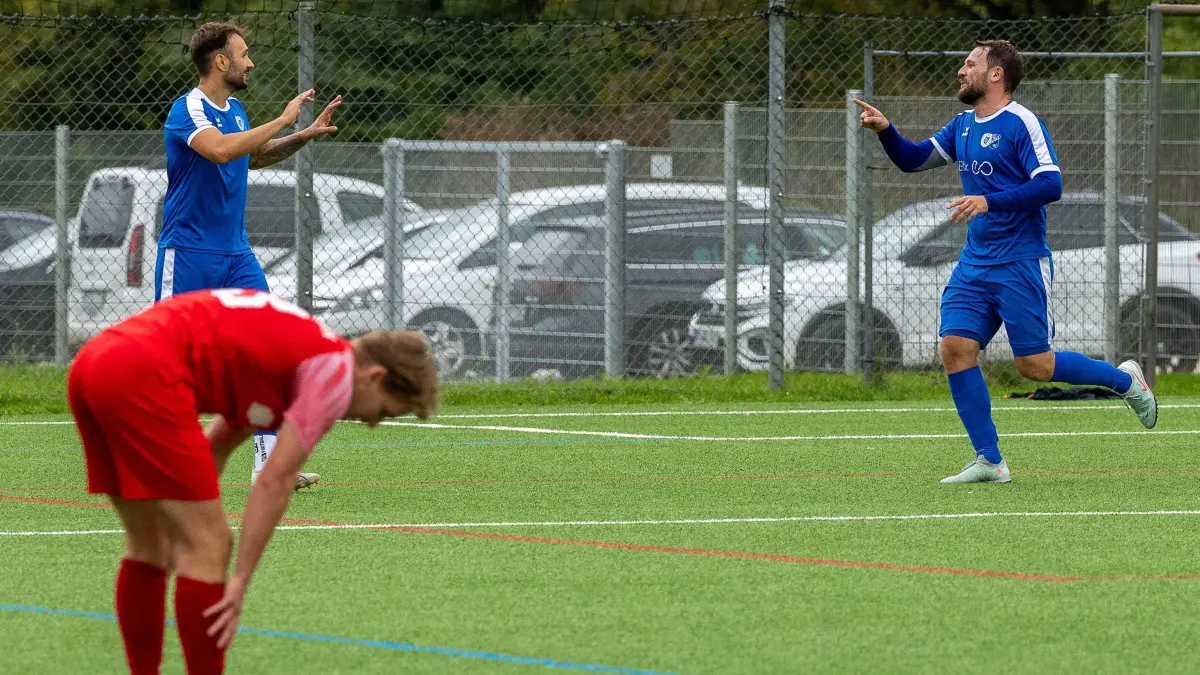 TV Derendingen vs. SGM Dettingen/Glems, Fussball, Bezirksliga Alb, Spieltag 6, Spielzeit 2025/2026, 21.09.2025: Marco Blazevic (SGM Dettingen/Glems, #09) und Markus Mueller (SGM Dettingen/Glems, #17) jubeln nach Tor zum 0:2 fuer die SGM Dettingen/Erms durch Markus Mueller (SGM Dettingen/Glems, #17), im Vordergrund Soeren Mahrdt (TV Derendingen, #13) enttaeuscht
TV Derendingen vs. SGM Dettingen/Glems, Fussball, Bezirksliga Alb, Spieltag 6, Spielzeit 2025/2026, 21.09.2025,
Foto: Eibner-Pressefoto/Sebastian Reese