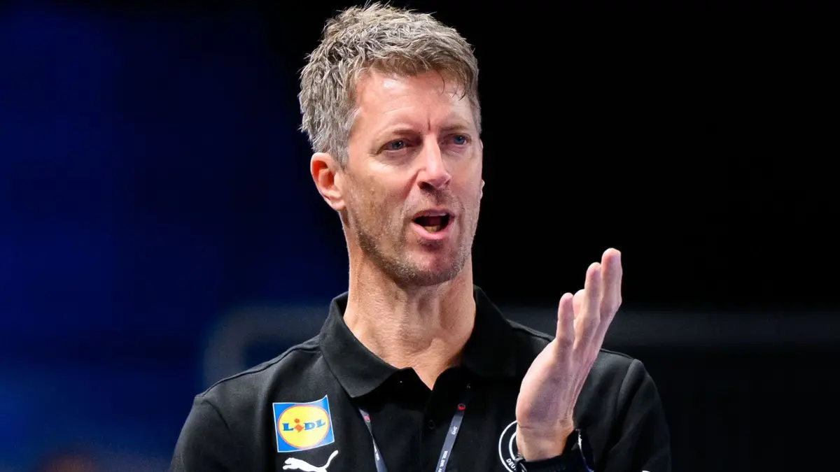 Deutschland - Niederlande: 21.09.2025, Nordrhein-Westfalen, Krefeld: Handball, Frauen: Länderspiel, Deutschland - Niederlande. Trainer Markus Gaugisch (Deutschland) reagiert. Foto: Marco Wolf/dpa +++ dpa-Bildfunk +++