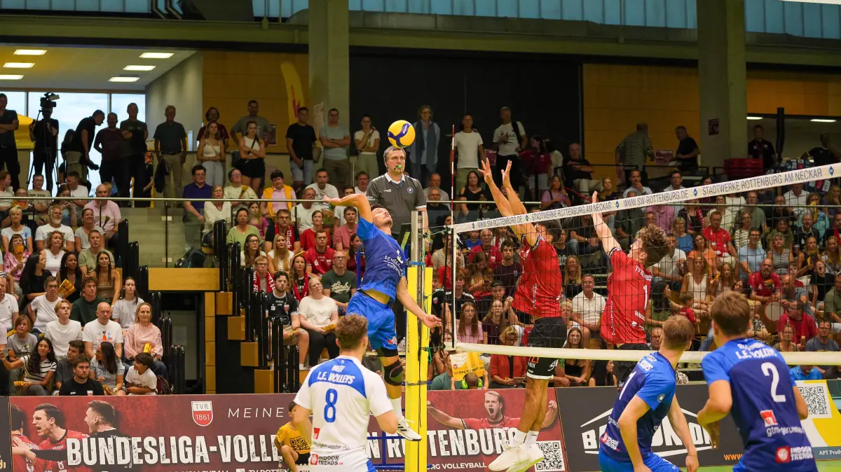 TV Rottenburg vs. L.E. Volleys, Volleyball, 2.Bundesliga Sued, 1.Spieltag, 2025/2026, 20.09.2025: Rene Menzel (L.E. Volleys,#04) im Sprung ,
TV Rottenburg vs. L.E. Volleys, Volleyball, 2.Bundesliga Sued, 1.Spieltag, 2025/2026, 20.09.2025,
Foto: Eibner-Pressefoto/Daniele La Rocca
