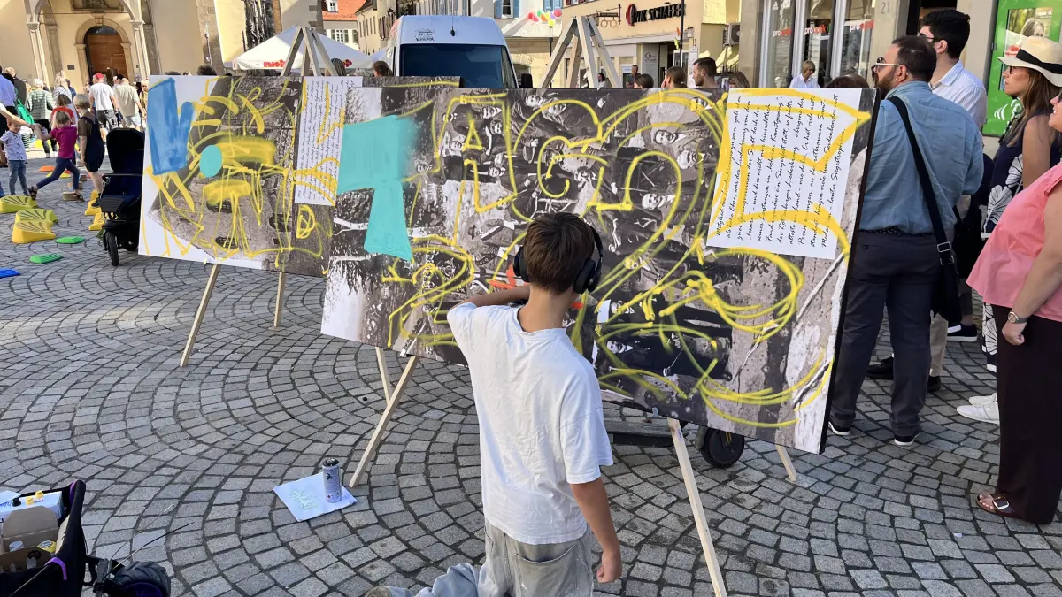 Interkulturelle und Spielwoche auf dem Marktplatz. Kris Kubowski beim sprayen.