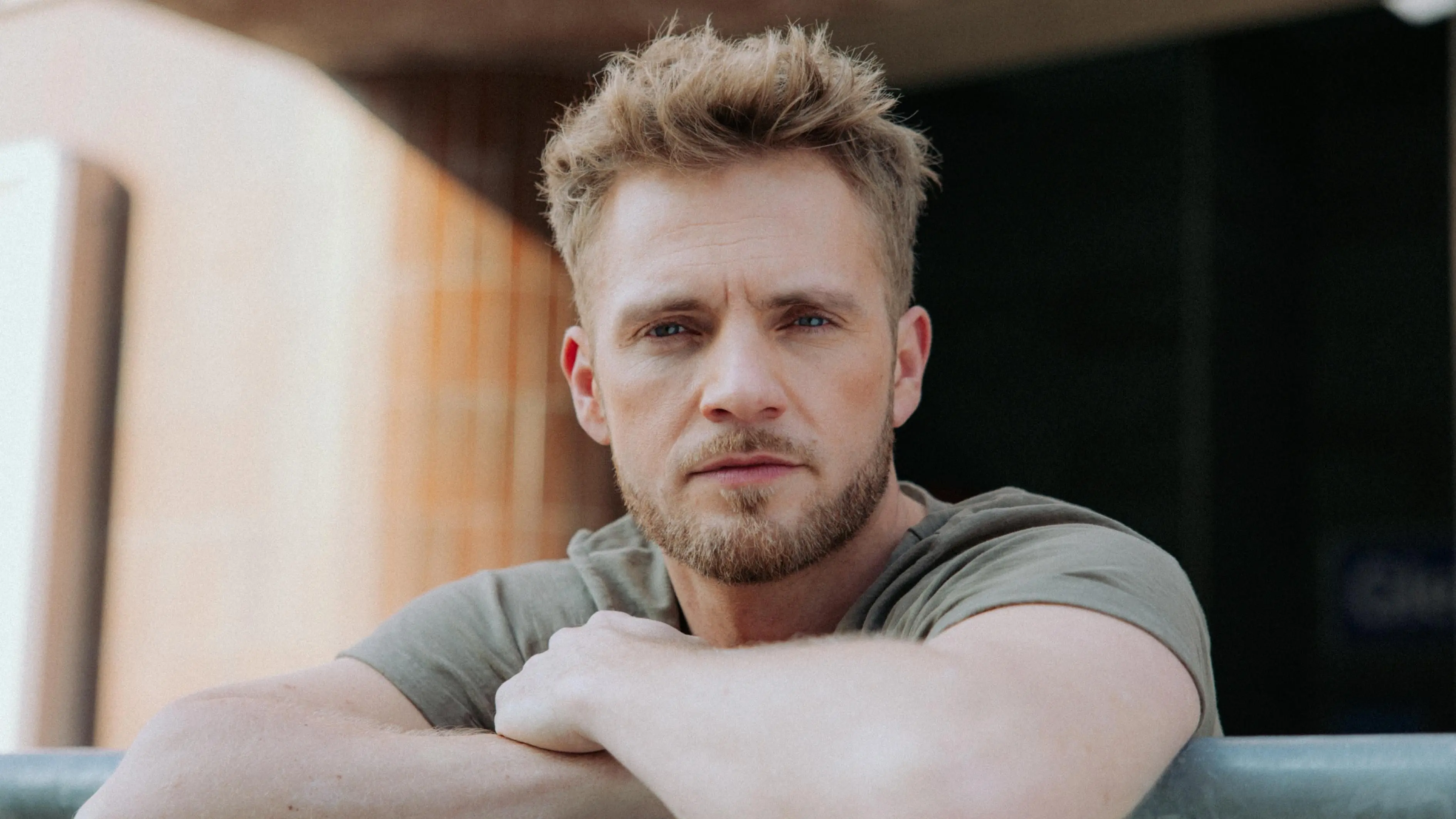 Der vergebene Paul (Niklas Osterloh) wird von einer Frau angemacht.