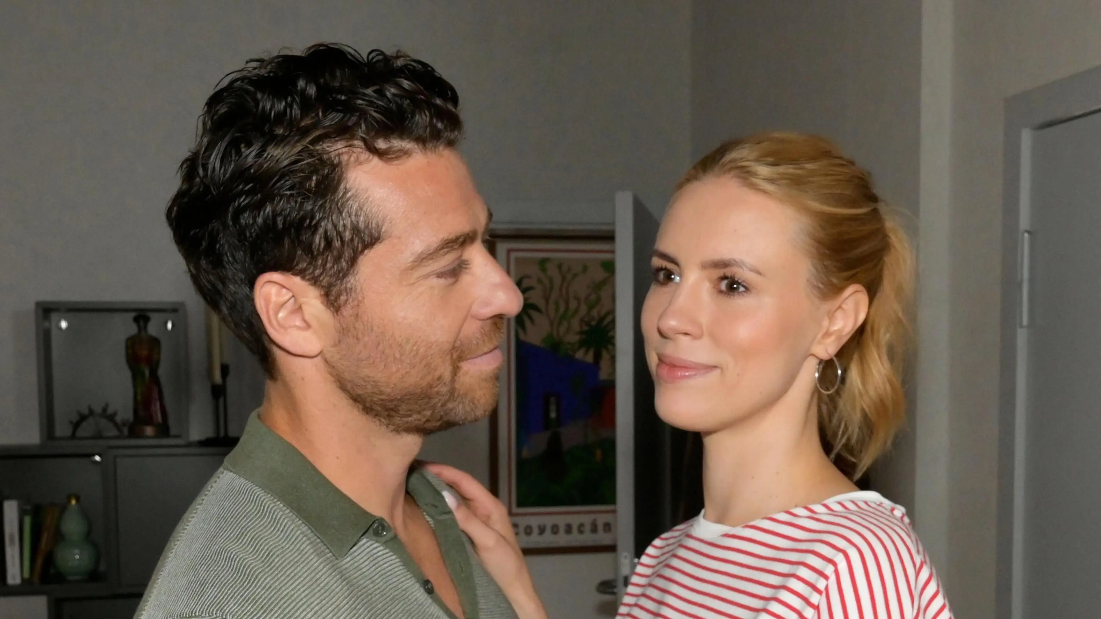 Carlos (Patrick Fernandez) möchte mit Zoe (Lara Dandelion Seibert) und Clara eine Familie gründen.
