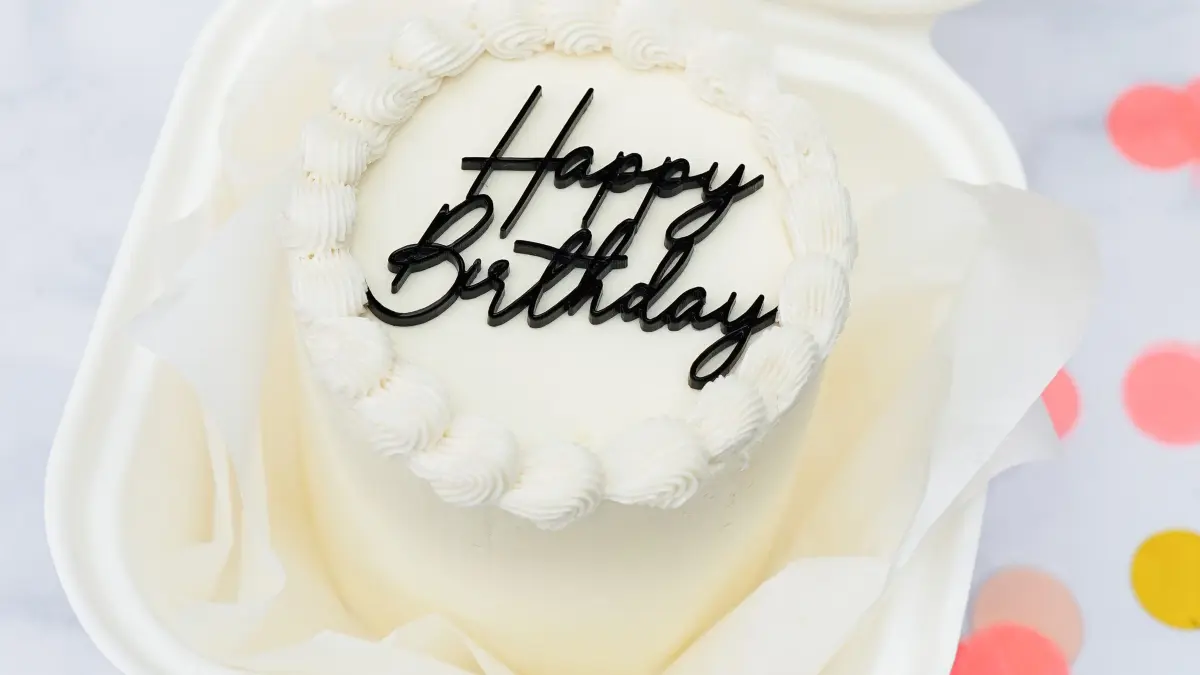 Bento Cake mit Schriftzug: HANDOUT - Den kleinen süßen Geburtstagsgruß kann man mit einer Mango-Maracuja-Cheesecake-Füllung zubereiten. Die Take-Away-Box sorgt dafür, dass die Mini-Torte heil beim Geburtstagskind ankommt. (zu dpa: «Bento Cakes: Kleiner Augenschmaus mit großer Botschaft») Foto: Mango Bakes Cakes/mangobakes.de/dpa-tmn - Honorarfrei nur für Bezieher des dpa-Themendienstes +++ dpa-Themendienst +++