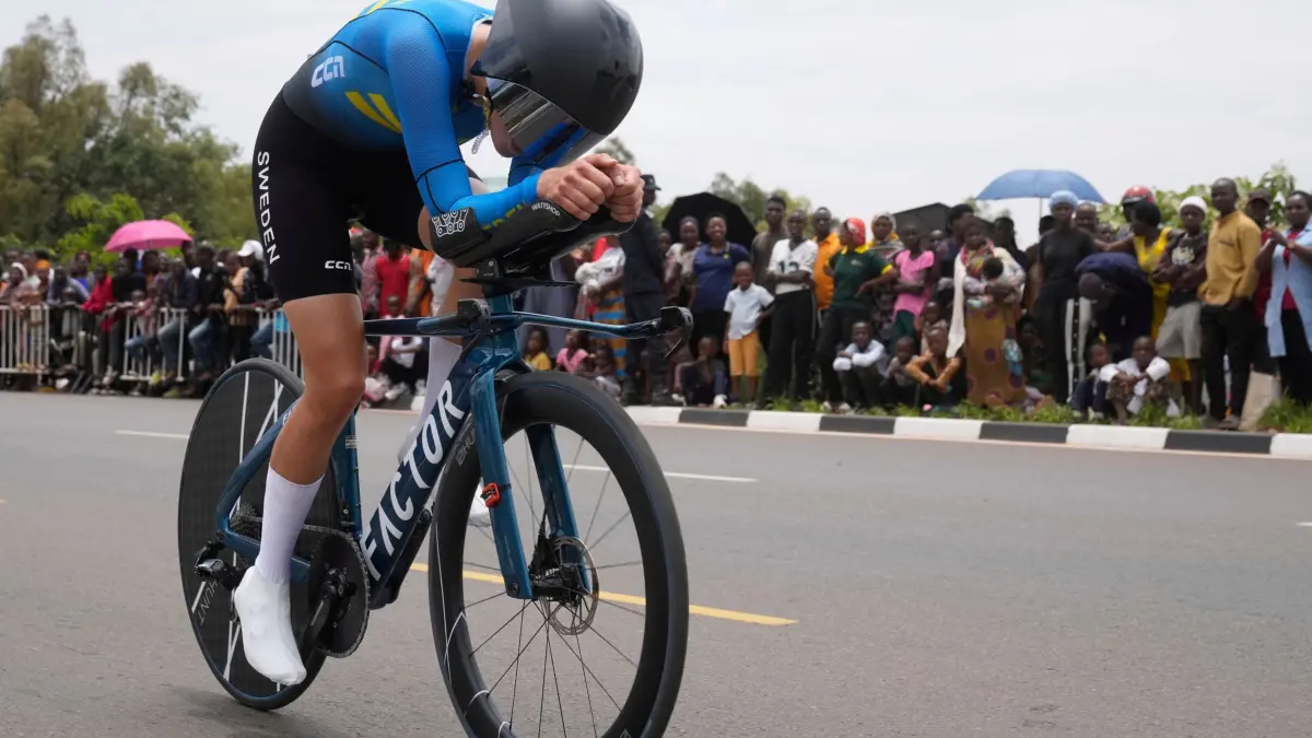 Radsport: Weltmeisterschaft: 22.09.2025, Ruanda, Kigali: Radsport, Weltmeisterschaft: Die Schwedin Stina Kagevi tritt bei den Straßenrad-Weltmeisterschaften im Einzelzeitfahren der U23-Frauen an. Foto: Jerome Delay/AP/dpa +++ dpa-Bildfunk +++