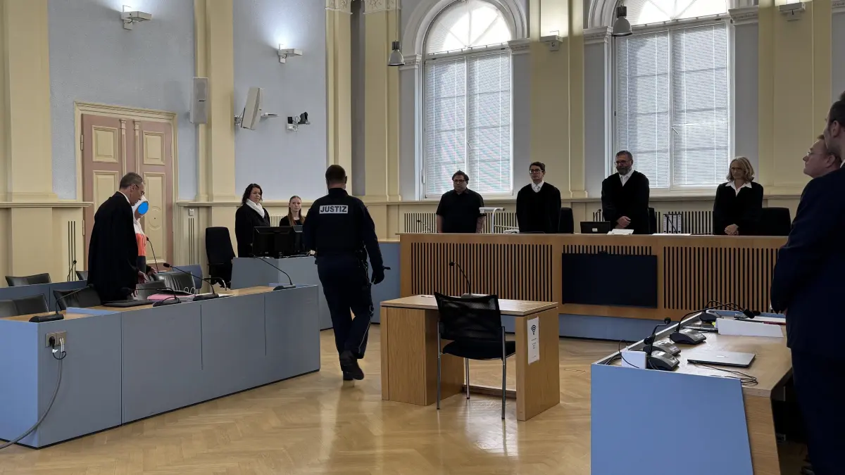 Im Prozess um das in Albstadt getötete Baby in der Badewanne wurde die 35-jährige Angeklagte in Fußfesseln im Landgericht Hechingen vorgeführt.