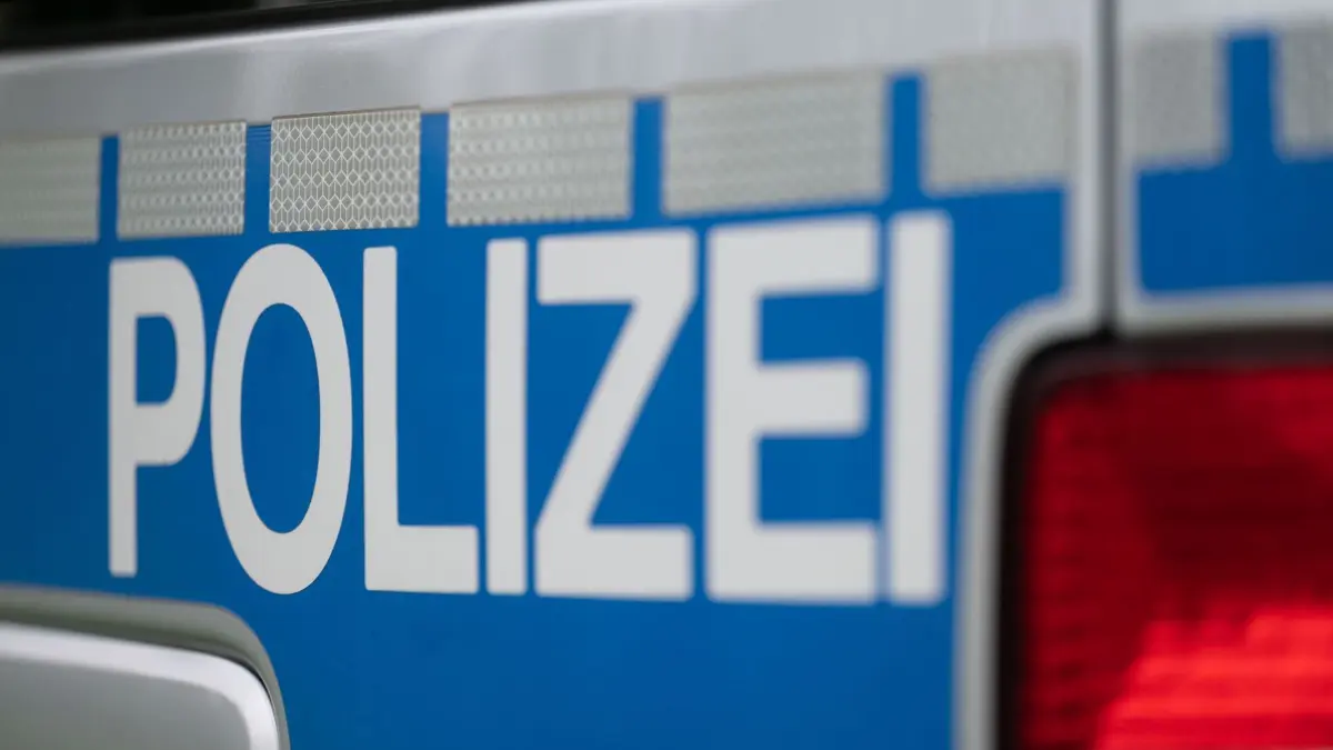 ARCHIV - 06.05.2021, Baden-Württemberg, Stuttgart: Das Wort Polizei ist auf einem Fahrzeug der Polizei zu sehen. (zu dpa: «Graffitis mit «Z»-Symbol im Schwarzwald - Ermittlungen») Foto: Marijan Murat/dpa +++ dpa-Bildfunk +++